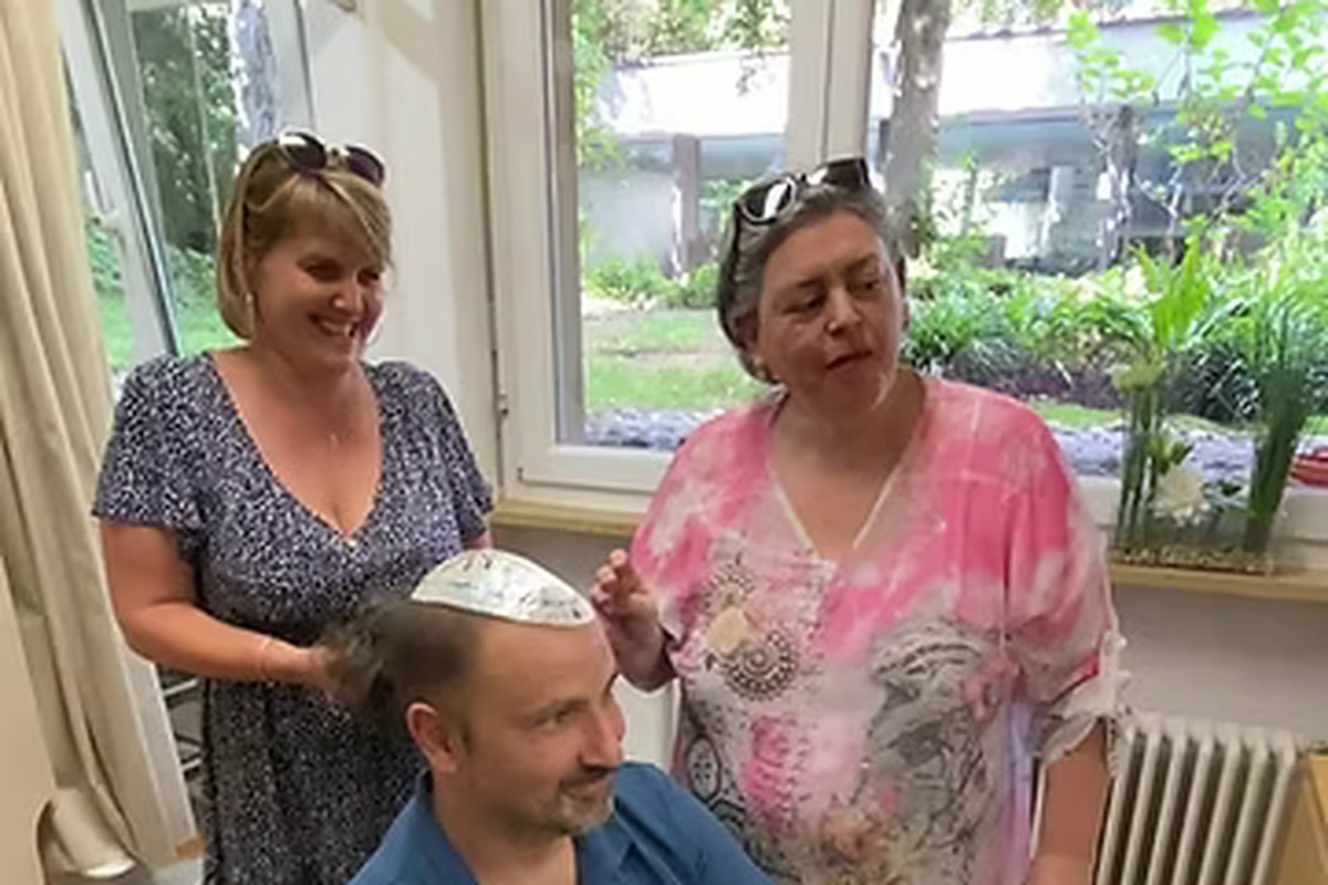 Kunde sitzt im Haarsalon, während die Haarintegration vorbereitet wird